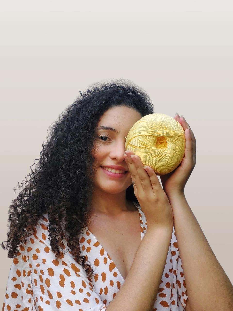 Joana Dantas em atividade artesanal