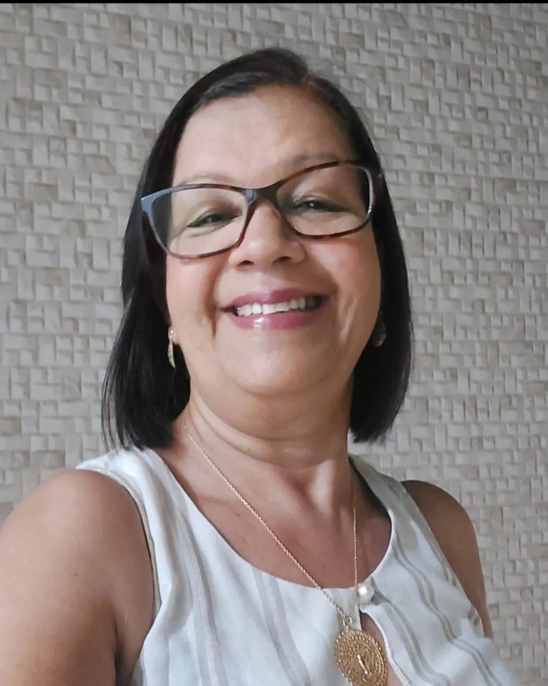 Nalva em atividade artesanal